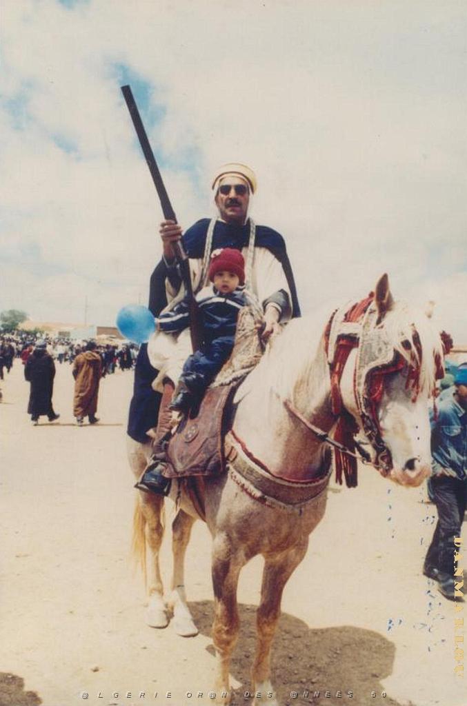 FRENDA CAVALIER SUR UN PUR SANG ARABE.JPG